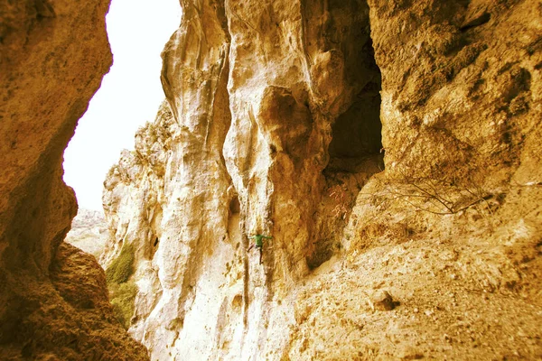 Rock-climbing in Turkey. The climber climbs on the route. — Stock Photo, Image