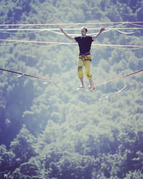 Caminar por una línea en el cielo.Carnaval turco Highline en Antalya . — Foto de Stock