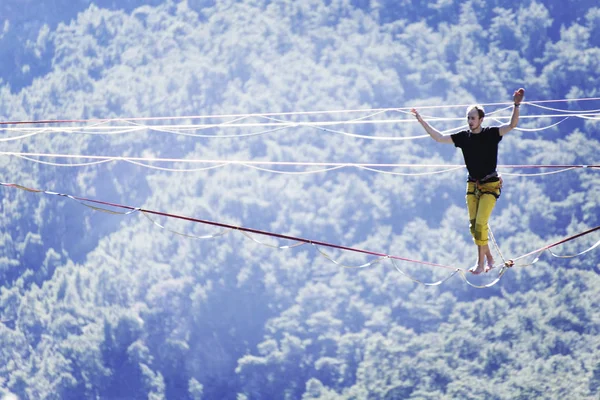 Caminar por una línea en el cielo.Carnaval turco Highline en Antalya . —  Fotos de Stock