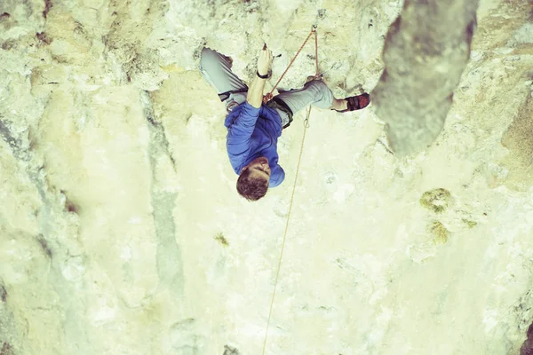 Escalada en roca en Turquía. El escalador sube a la ruta. Foto: — Foto de Stock