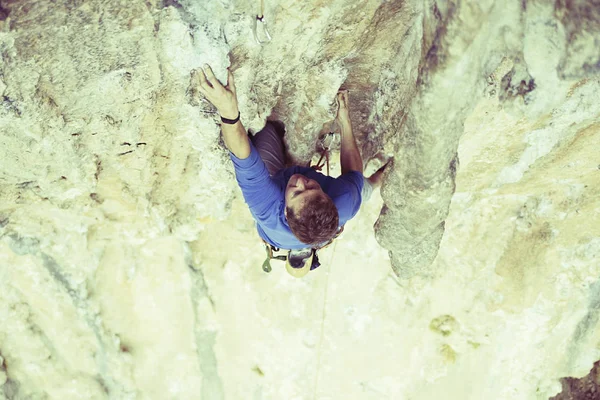 Rock-climbing in Turkey. The climber climbs on the route. Photo — Stock Photo, Image