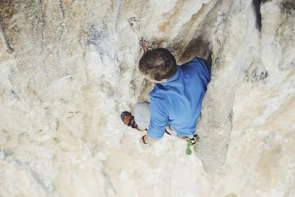 Escalada na Turquia. O alpinista sobe na rota. Foto — Fotografia de Stock