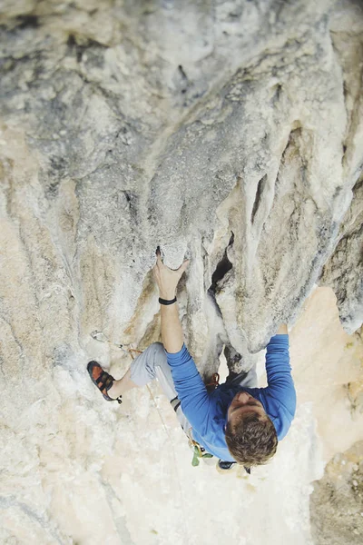 Bergsklättring i Turkiet. Klättraren klättrar på rutten. Foto — Stockfoto