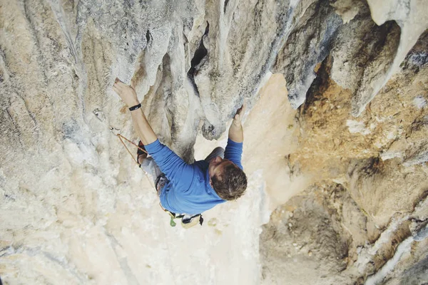 Escalada en roca en Turquía. El escalador sube a la ruta. Foto: — Foto de Stock