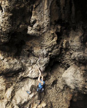 Türkiye'de dağ tırmanışı. Dağcı rotasında tırmanıyor. Fotoğraf 