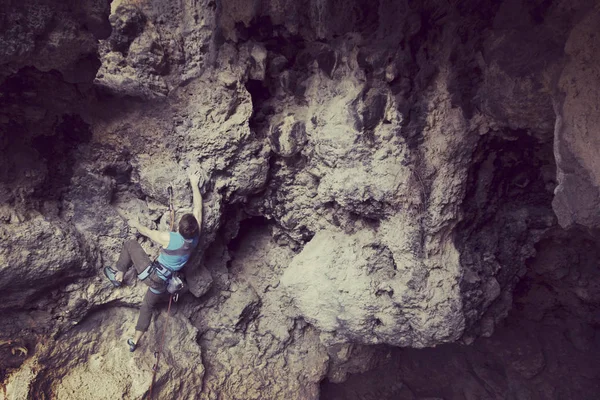 Escalada en roca en Turquía. El escalador sube a la ruta. Foto: —  Fotos de Stock