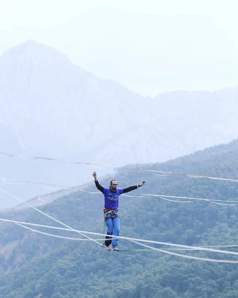 Walk a line in the sky.Turkish Highline Carnival in Antalya. — Stock Photo, Image