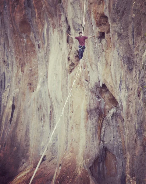 Gökyüzünde aşmak. Antalya'da Türk Highline karnaval. — Stok fotoğraf