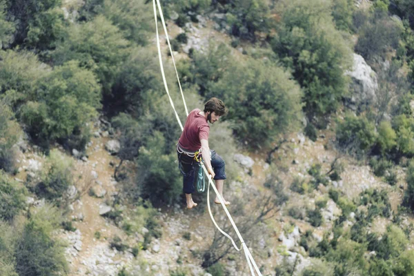 Gökyüzünde aşmak. Antalya'da Türk Highline karnaval. — Stok fotoğraf