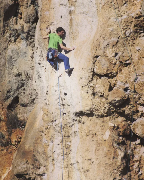 Escalade en Turquie. Le grimpeur grimpe sur la route. Photographie — Photo