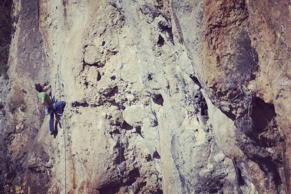 Escalade en Turquie. Le grimpeur grimpe sur la route. Photographie — Photo