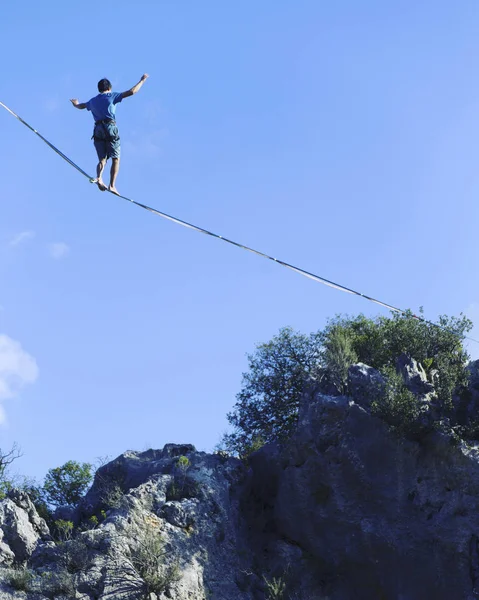 Marchez une ligne dans le ciel.Carnaval turc Highline à Antalya . — Photo