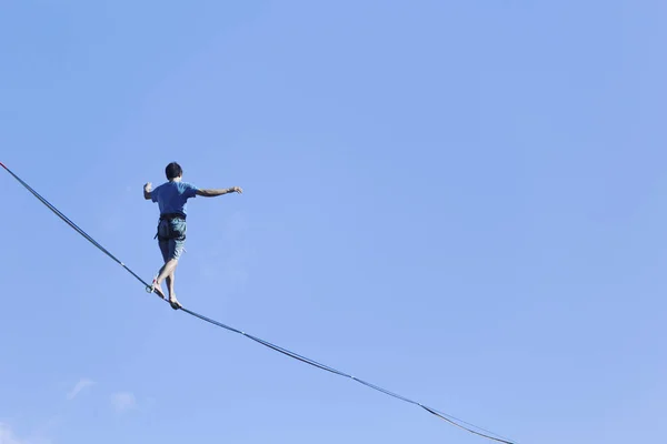 在天空中走一条线。安塔利亚土耳其 Highline 嘉年华. — 图库照片