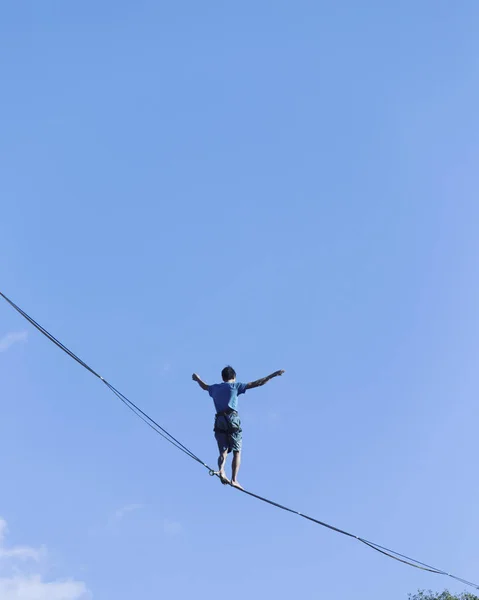 Marchez une ligne dans le ciel.Carnaval turc Highline à Antalya . — Photo