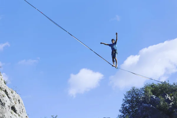 Caminhe uma linha no céu.Carnaval Highline turco em Antalya . — Fotografia de Stock