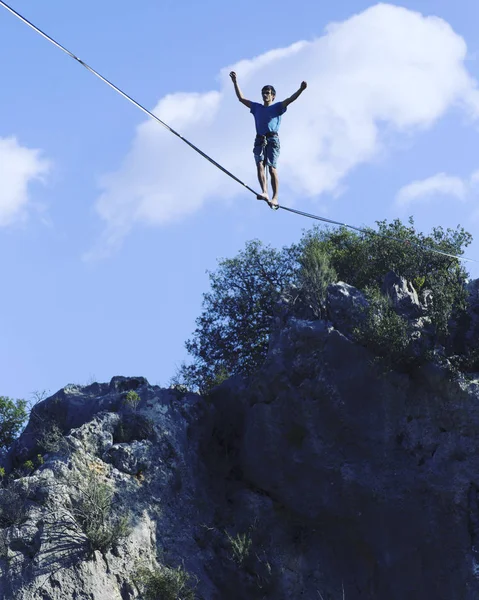 Marchez une ligne dans le ciel.Carnaval turc Highline à Antalya . — Photo