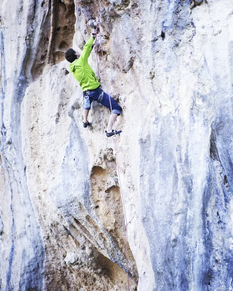 Escalada en roca en Turquía. El escalador sube a la ruta. Foto: — Foto de Stock