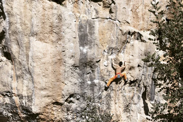 Escalada en roca en Turquía. El escalador sube a la ruta. Foto: —  Fotos de Stock