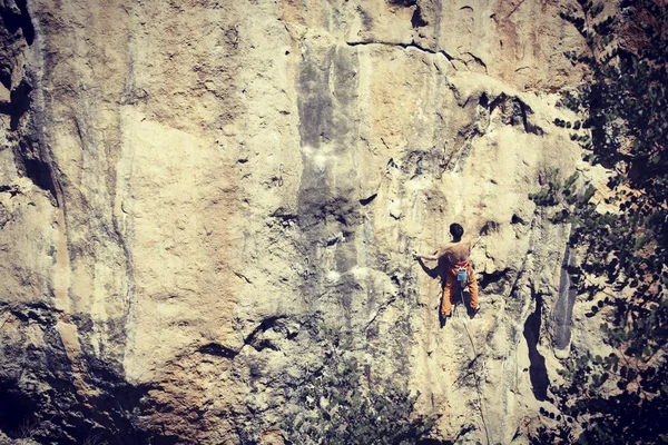 Escalade en Turquie. Le grimpeur grimpe sur la route. Photographie — Photo