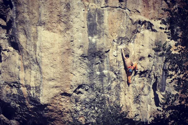 Bergbeklimmen in Turkije. De klimmer klimt op de route. — Stockfoto