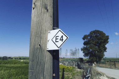 Kıbrıs çalışır E4 yaya yolu.