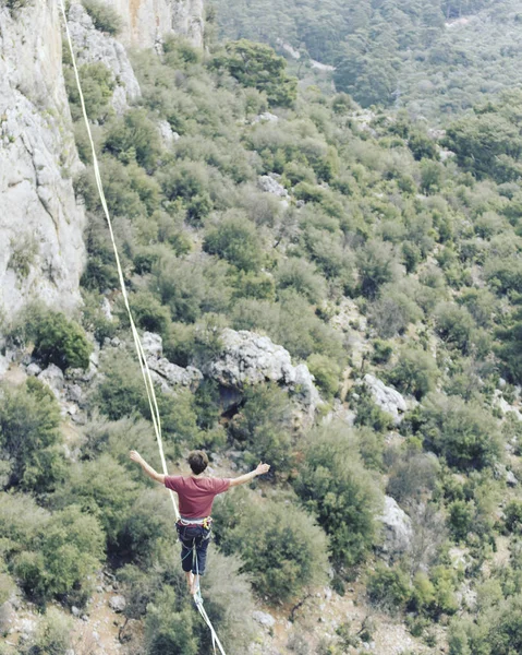 Με τα πόδια από μια γραμμή στον ουρανό. Τουρκική Highline Καρναβάλι στην Αττάλεια. — Φωτογραφία Αρχείου