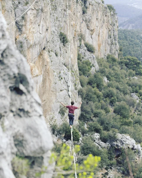 Caminar por una línea en el cielo.Carnaval turco Highline en Antalya . — Foto de Stock