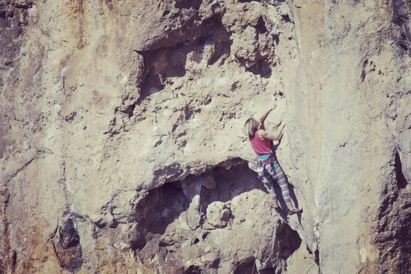 Nő Ringat Mászó. Szikla mászó mászik, sziklás falon. M nő — Stock Fotó