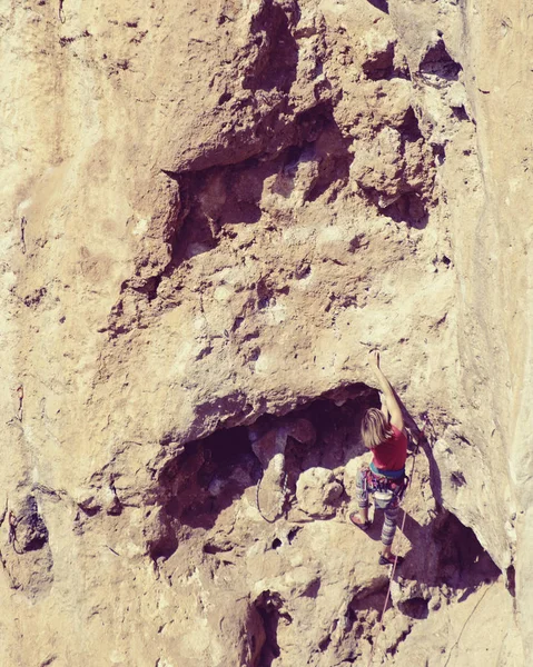 Femme grimpeuse. L'alpiniste grimpe sur une paroi rocheuse. Femme m — Photo