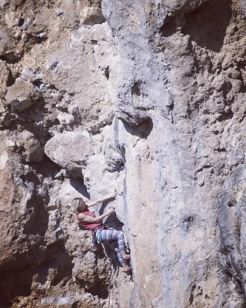 Kobieta wspinacz. Alpinista wspina się na skaliste ściany. Kobieta m — Zdjęcie stockowe