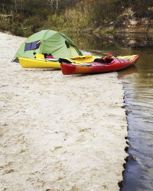 Su Kayak gezisinde. Nehir kıyısında kamp.
