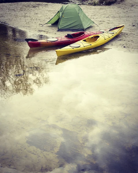 Wassertour auf Kajaks. Camp am Ufer des Flusses. — Stockfoto