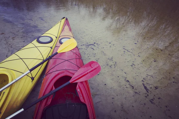 Water trip on kayaks. Camp on the river bank. — Stock Photo, Image