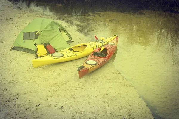 Поездка на каяках. Лагерь на берегу реки . — стоковое фото