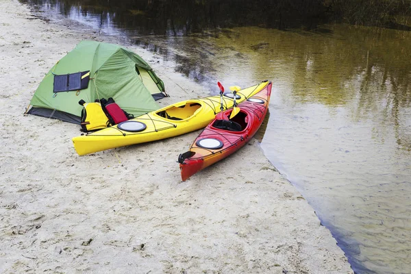 Gita in acqua sui kayak. Campo sulla riva del fiume . — Foto Stock