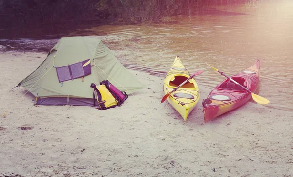 Viaje en kayaks. Campamento en la orilla del río . — Foto de Stock