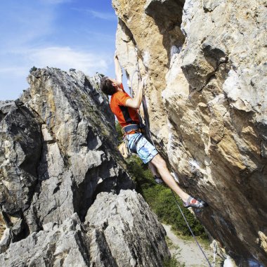 Türkiye'de dağ tırmanışı. Dağcı rotasında tırmanıyor. Fotoğraf 