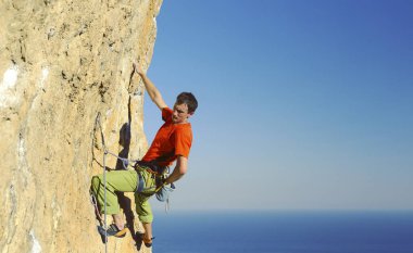 Türkiye'de dağ tırmanışı. Dağcı rotasında tırmanıyor. Fotoğraf 