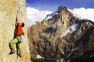 Türkiye'de dağ tırmanışı. Dağcı rotasında tırmanıyor. Fotoğraf 