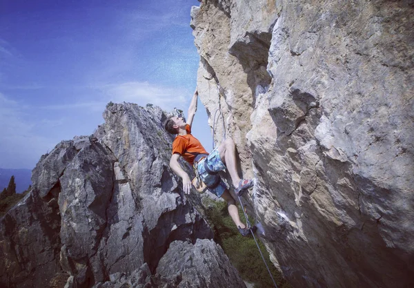 Bergbeklimmen in Turkije. De klimmer klimt op de route. Foto — Stockfoto