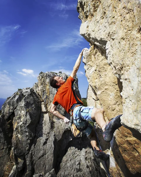 Escalade en Turquie. Le grimpeur grimpe sur la route. Photographie — Photo