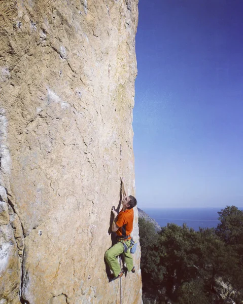 Escalade en Turquie. Le grimpeur grimpe sur la route. Photographie — Photo