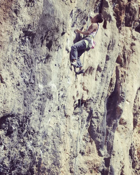 Escalada en roca en Turquía. El escalador sube a la ruta. Foto: — Foto de Stock