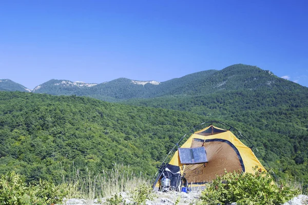 Das Zelt steht auf dem Gipfel des Berges. die Solarzelle hängt an der — Stockfoto
