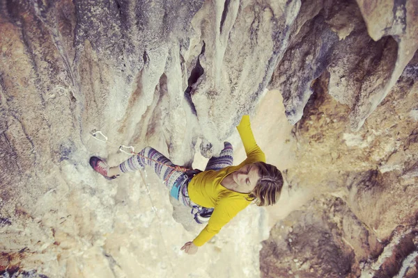 Escalada en roca en Turquía. El escalador sube a la ruta. Foto: —  Fotos de Stock