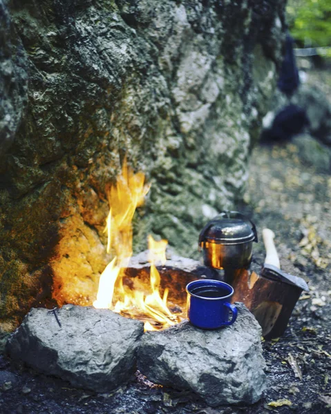 Frühstückszubereitung auf dem Campingplatz in den Bergen. — Stockfoto