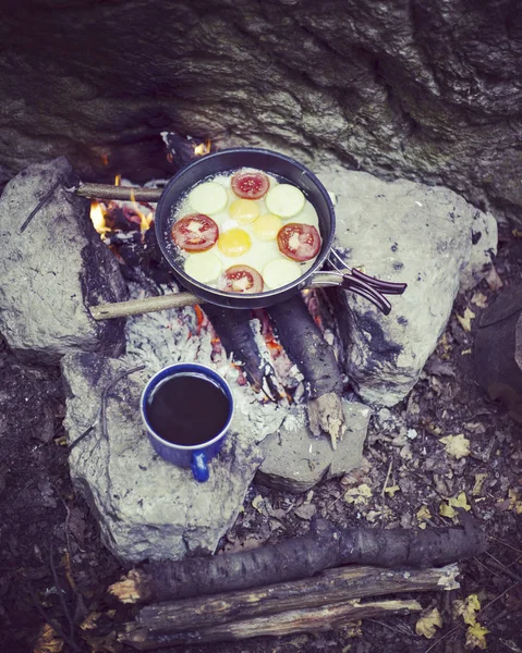 Reggelijét a kempingben, a hegyekben. — Stock Fotó