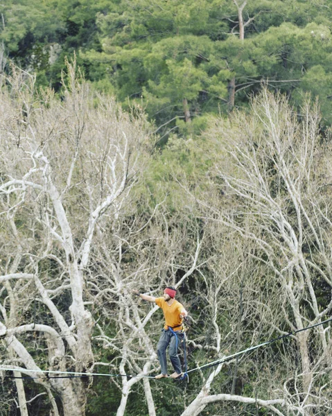 Caminar por una línea en el cielo.Carnaval turco Highline en Antalya . — Foto de Stock