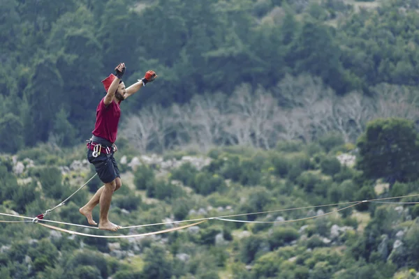 Zu Fuß eine Schlange in der Skyline. Türkischer Highline-Karneval in Antalya. — Stockfoto