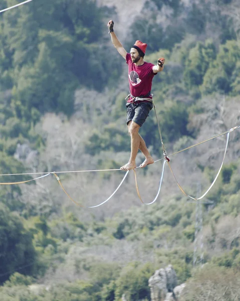 Caminar por una línea en el cielo.Carnaval turco Highline en Antalya . — Foto de Stock